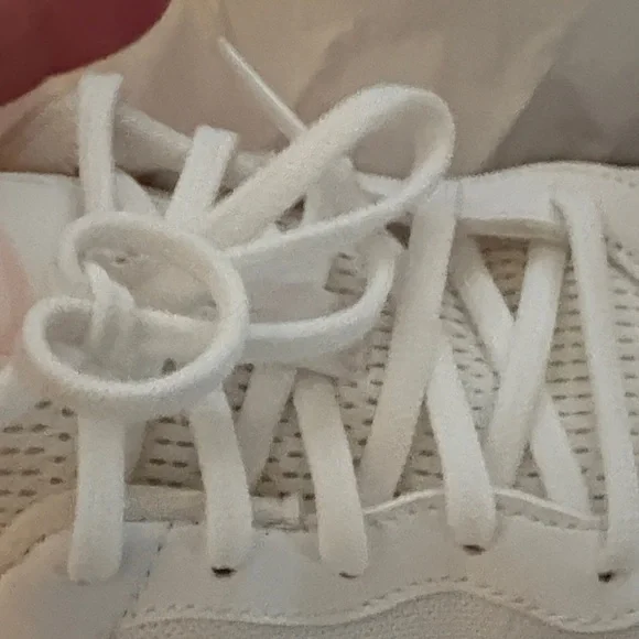 Nike Women's Tanjun White and pink  Shoes - Picture 4 of 8